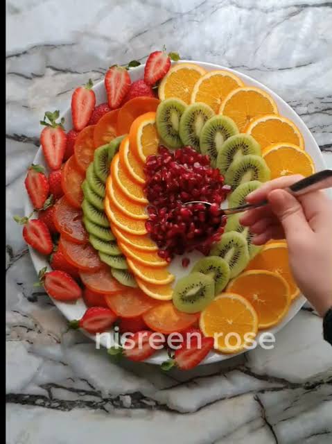 ( سلال وأصحن وأكواب مقطعة )